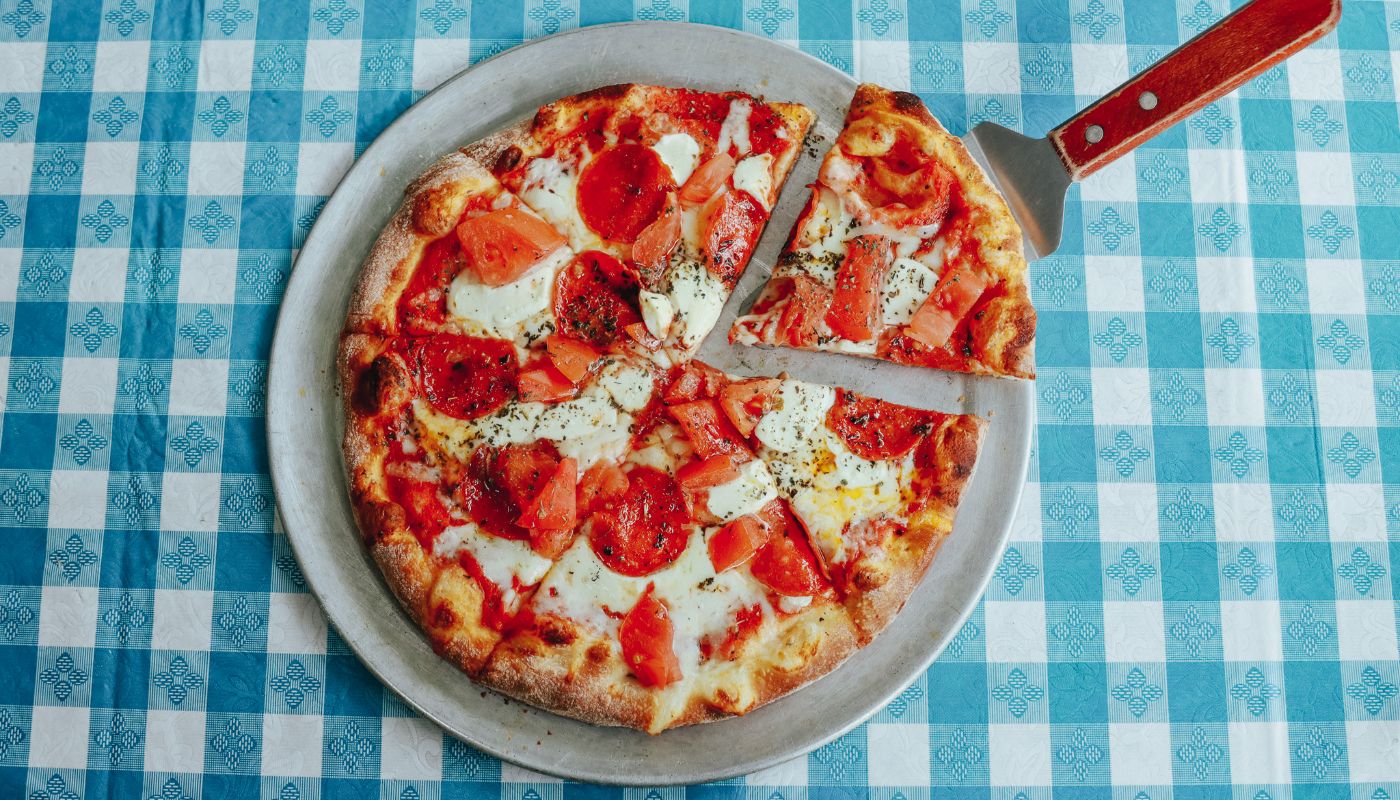おぴざページ 日本初”駅ナカの冷凍ピザ自販機設置『切れてる・冷凍ピザ』が 好評
